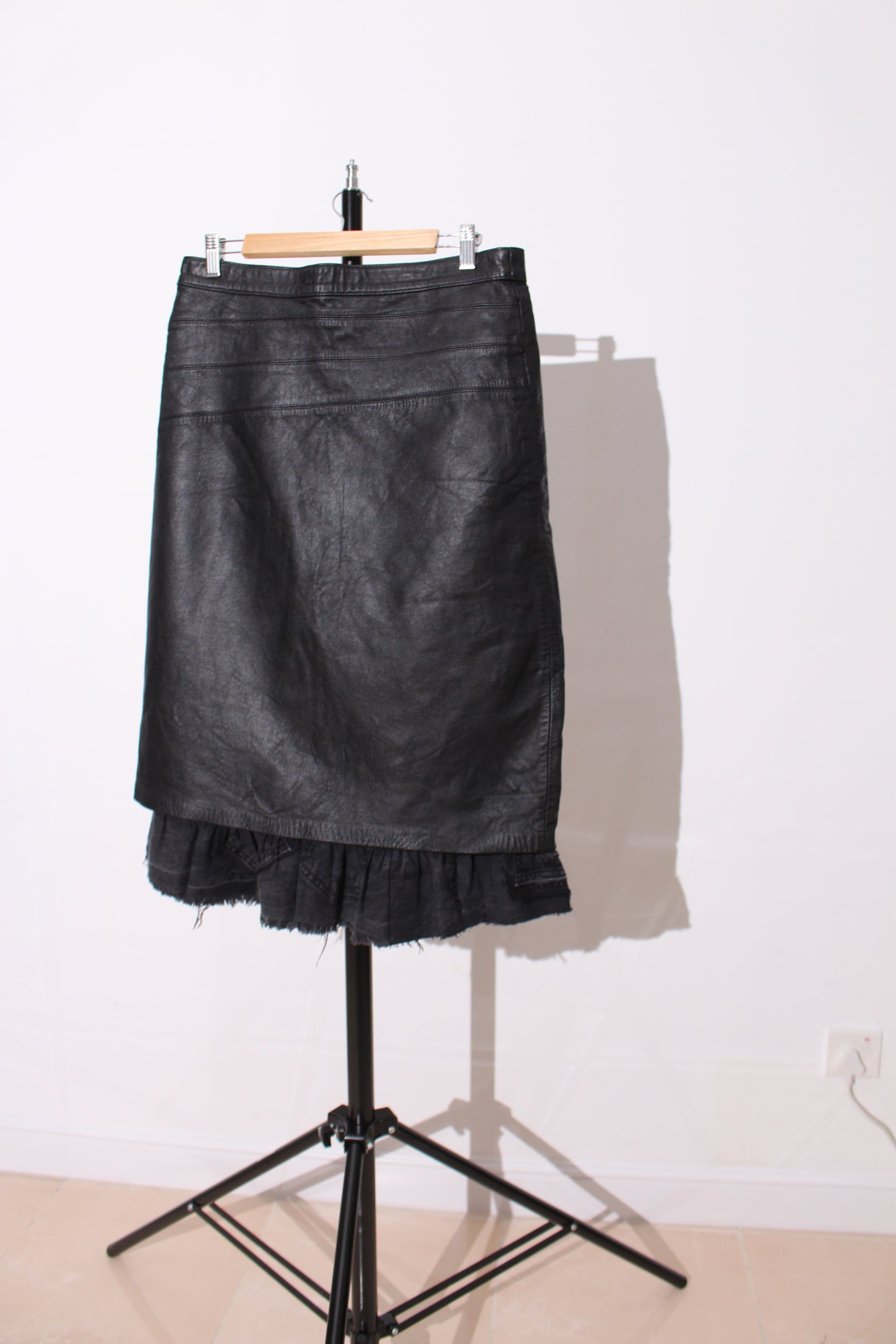 DENIM-RUFFLE FAUX LEATHER SKIRT