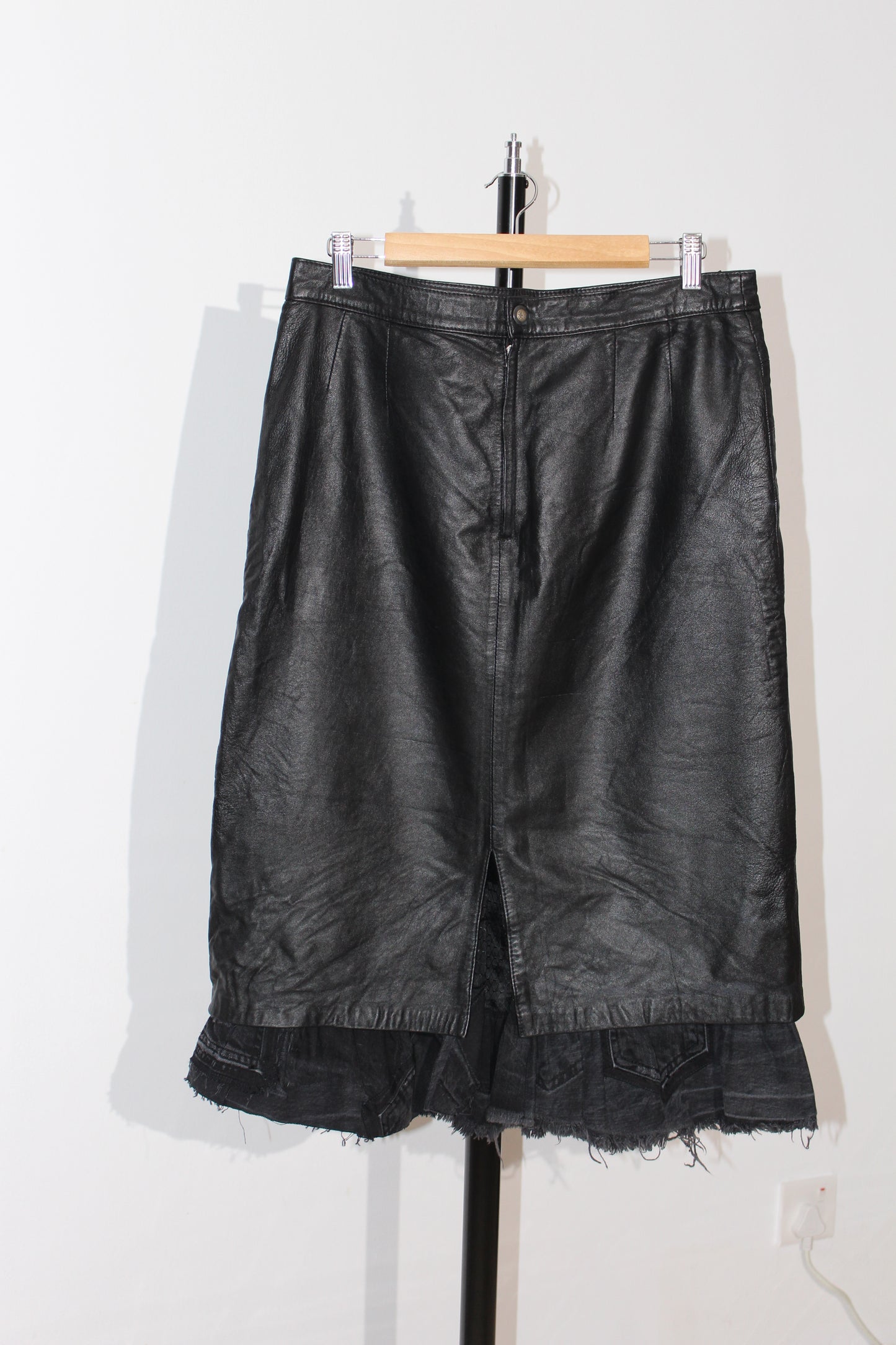 DENIM-RUFFLE FAUX LEATHER SKIRT